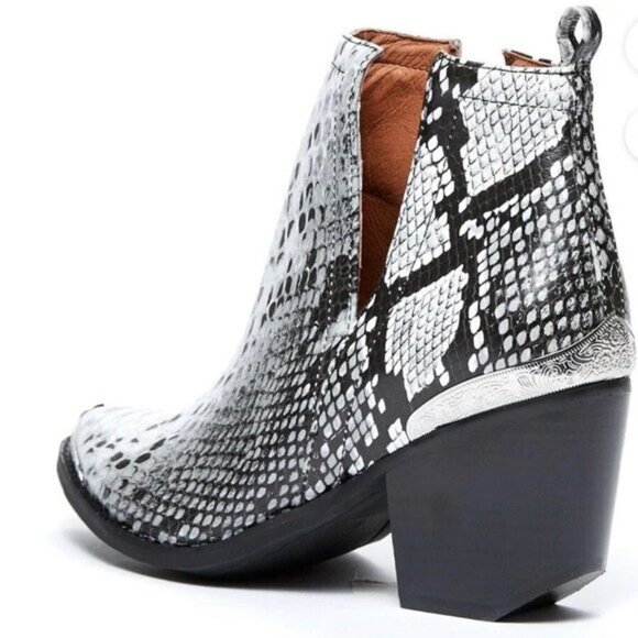 EUC Jeffrey Campbell Cromwell Cutout Booties Black and White Snake Women's 9.5 - Picture 12 of 15